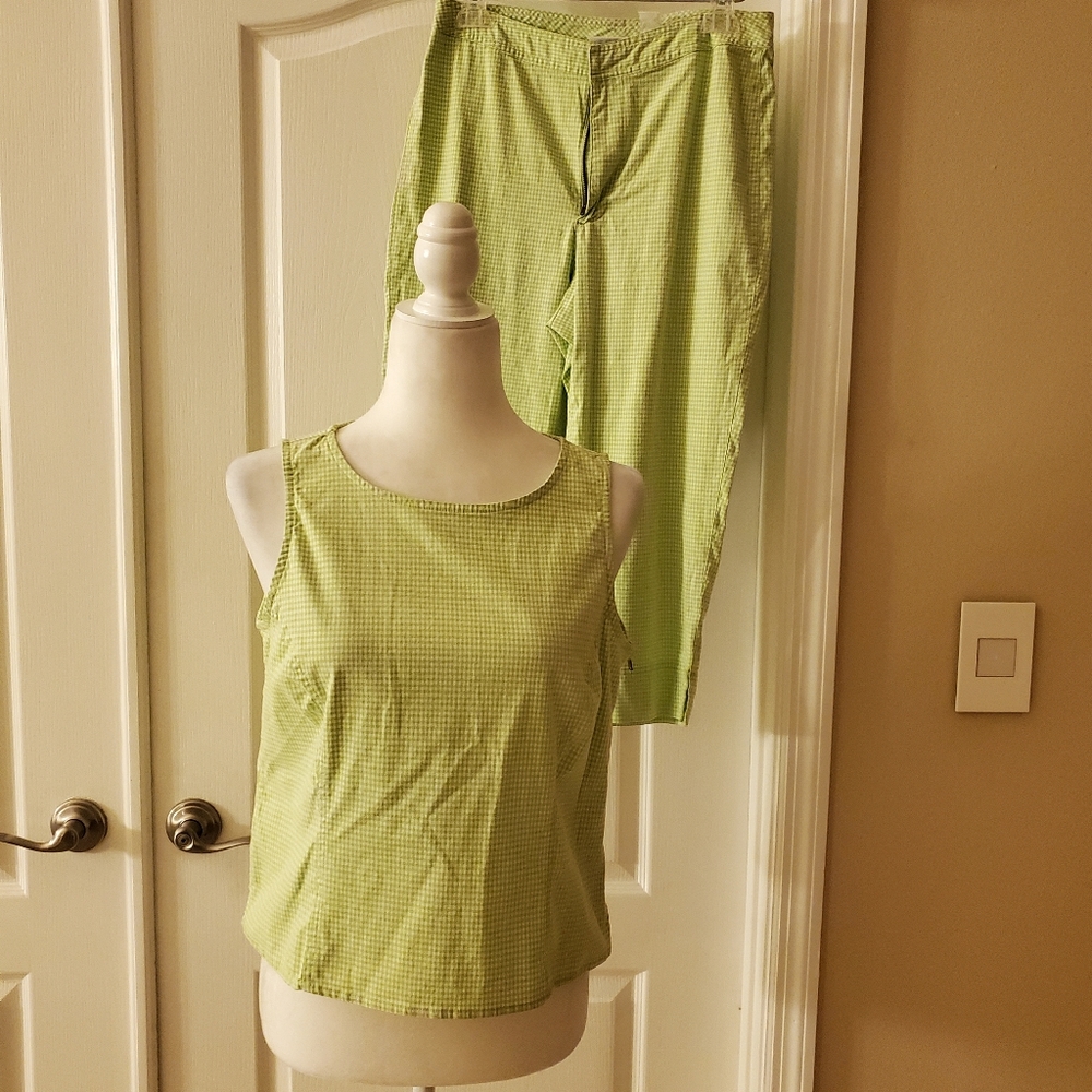 Matching top with Capri pants. Pedal pushers.